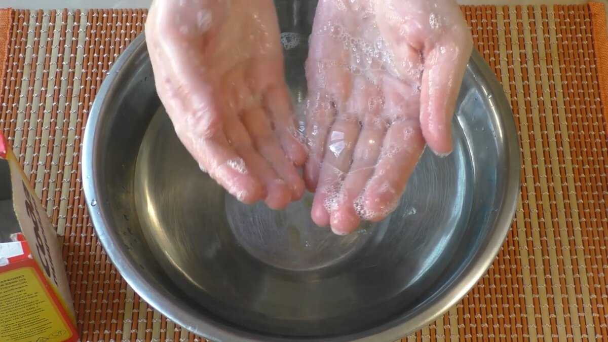 Яйца грязные можно ли их мыть. Отмыть руки после огорода. Кожа рук после огорода.