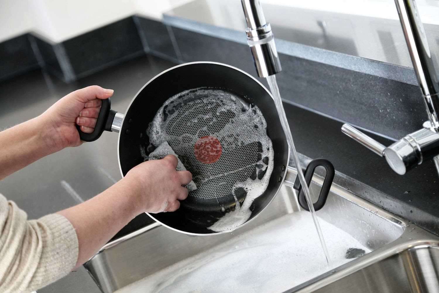 Как очистить чугунную сковороду от нагара в домашних условиях?