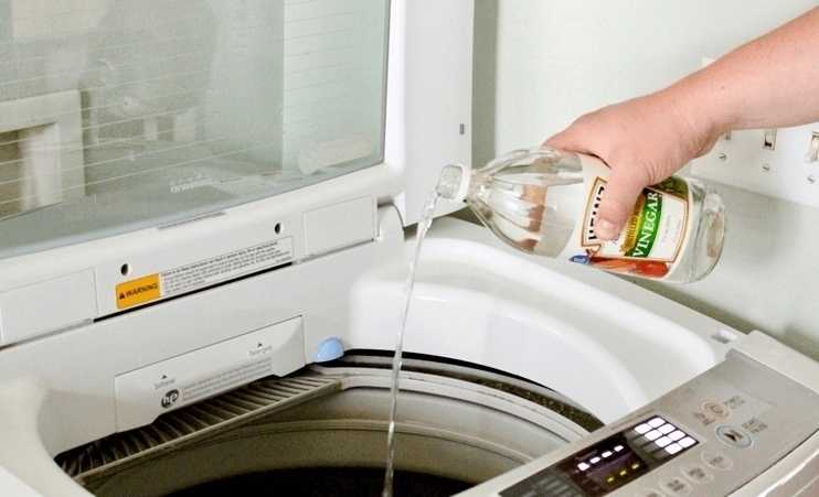 Уксус в стиральную машину можно. Уксус в стиральную машину. Чистка стиральной машины. Чистка стиральной машины уксусом. Уксус для машинки стиральной автомат.