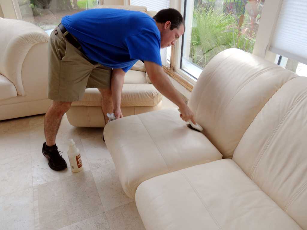 Химчистка мягкой мебели на дому: 7 причин её заказать и можно ли обойтись своими силами